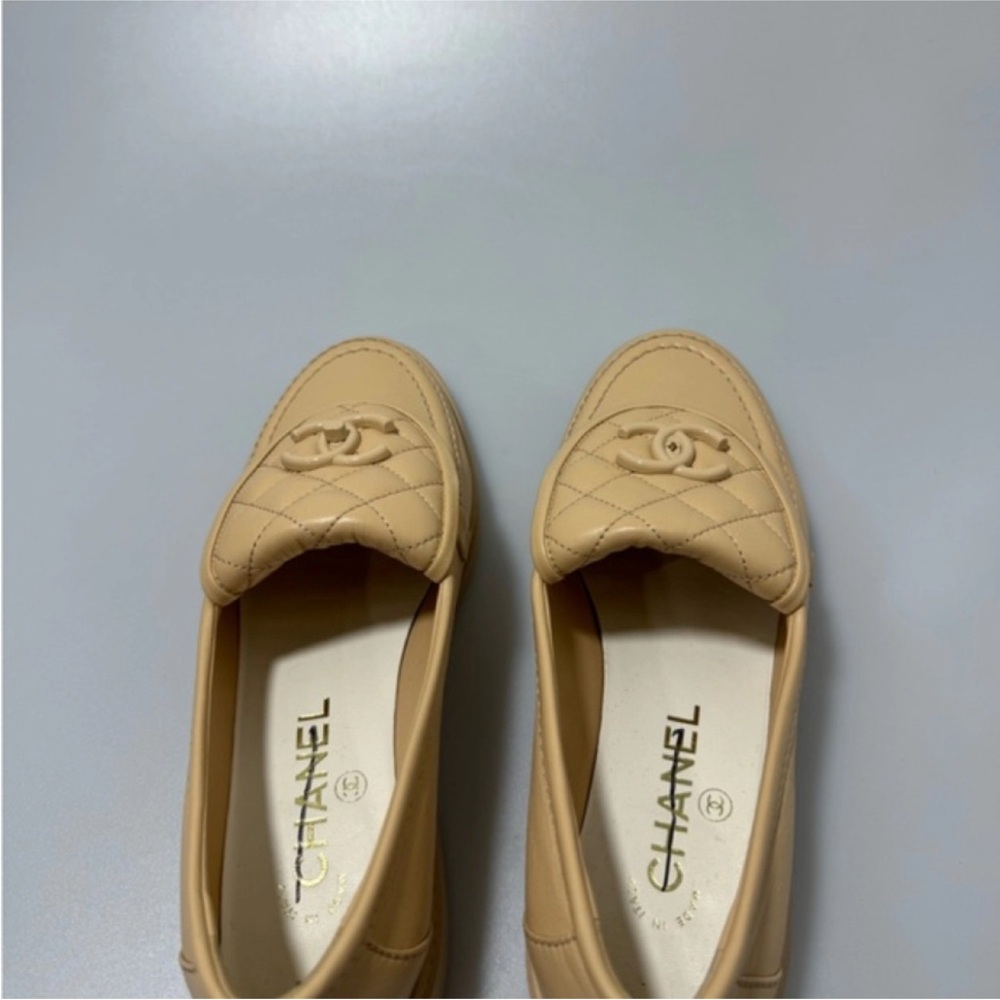 CHANEL 24C Leather Quilted Tab Turn Lock
Turnlock CC Loafers Beige EU 37/US 7 - Picture 5 of 8